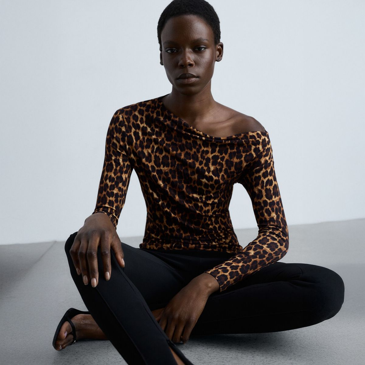 MANGO - Polera Leopardo Cuello Asimétrico Mujar Mango