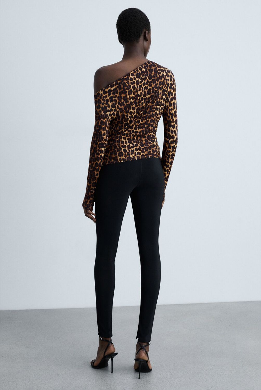 MANGO - Polera Leopardo Cuello Asimétrico Mujar Mango
