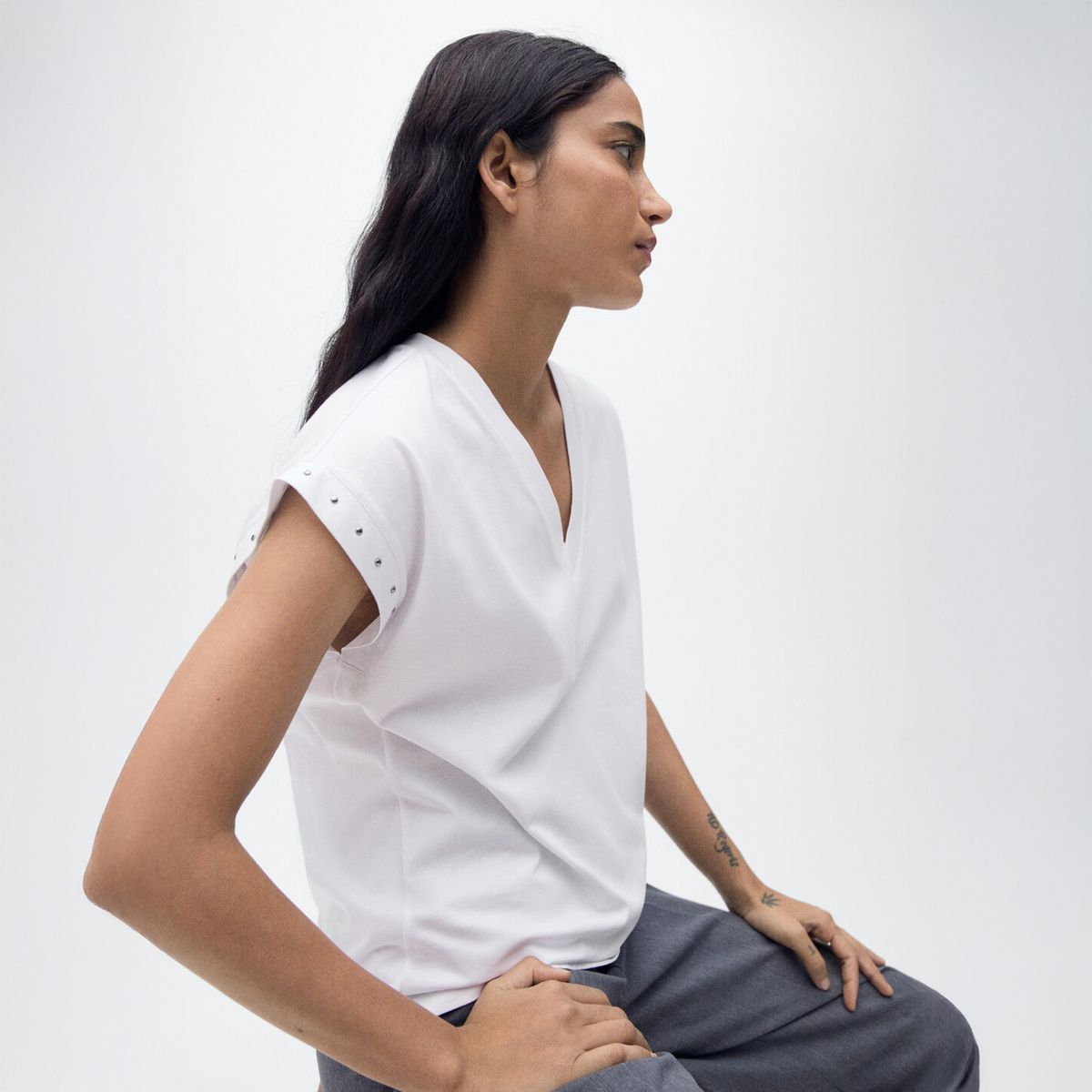 MANGO - Polera Cuello Pico Tachuelas Mujer Mango