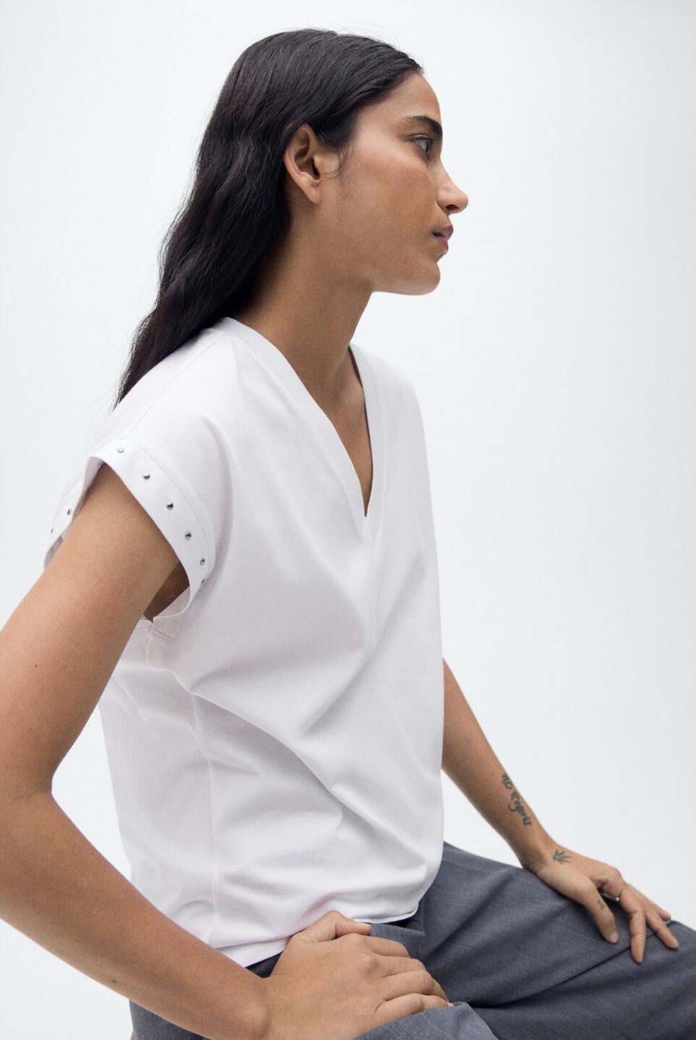 MANGO - Polera Cuello Pico Tachuelas Mujer Mango