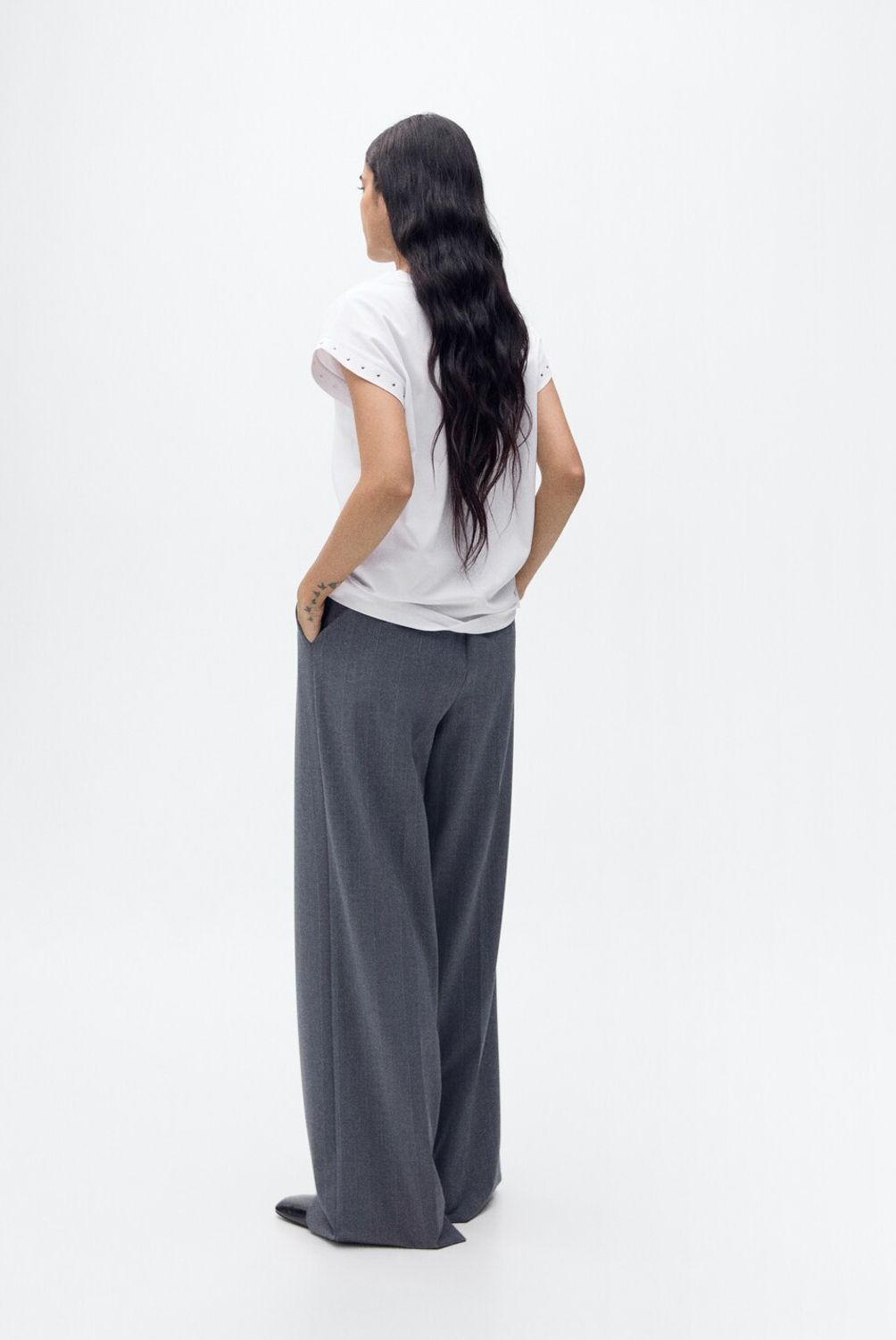 MANGO - Polera Cuello Pico Tachuelas Mujer Mango