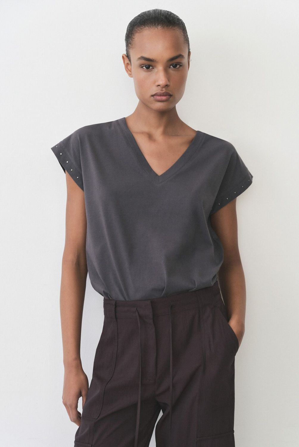 MANGO - Polera Cuello Pico Tachuelas Mujer Mango