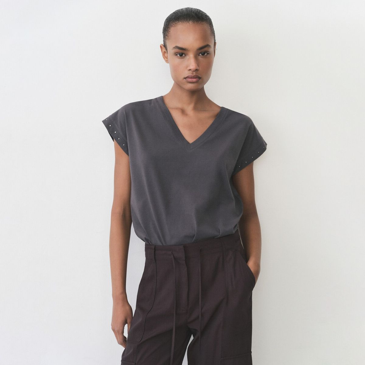 MANGO - Polera Cuello Pico Tachuelas Mujer Mango