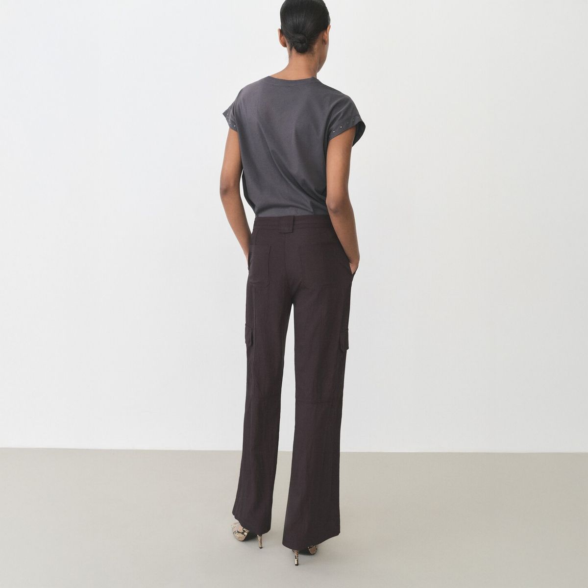 MANGO - Polera Cuello Pico Tachuelas Mujer Mango