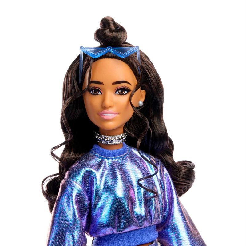 BARBIE Fashionista Muñeca con Cabello Castaño y Cojunto Azul