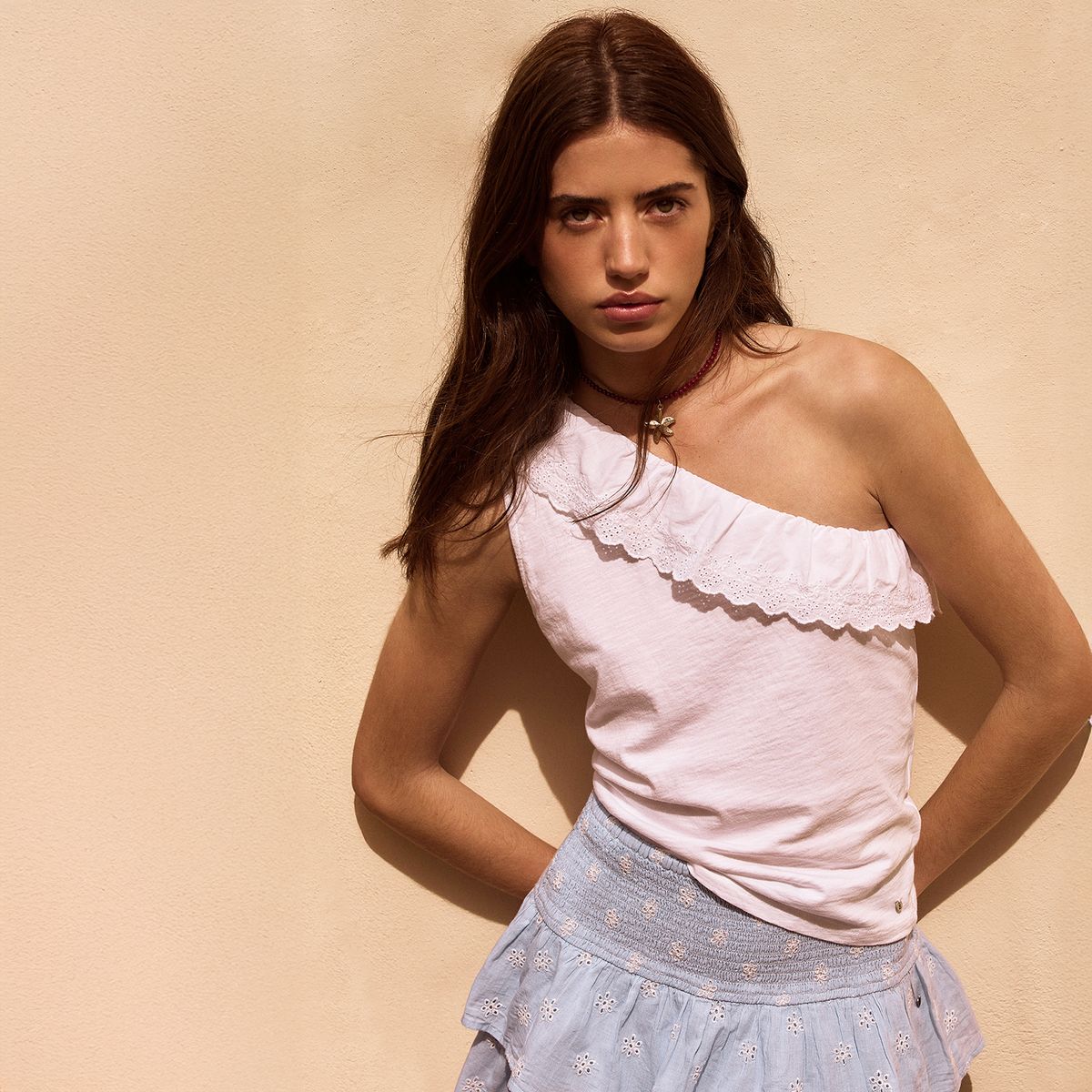 BROWNIE - Polera Algodón con Volante Bordado Mujer Brownie