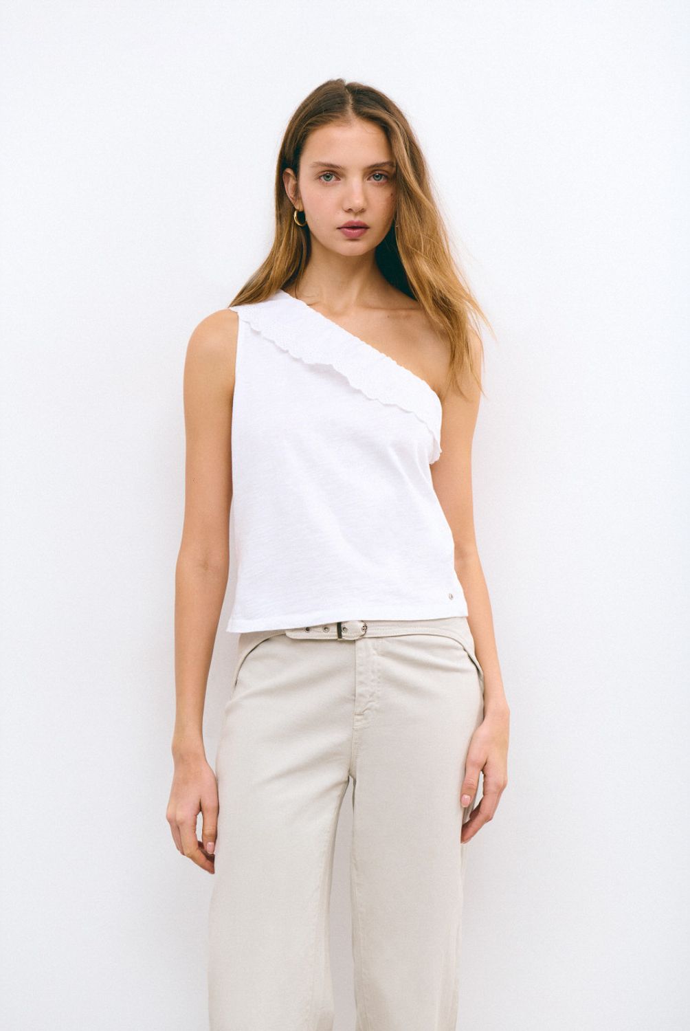 BROWNIE - Polera Algodón con Volante Bordado Mujer Brownie
