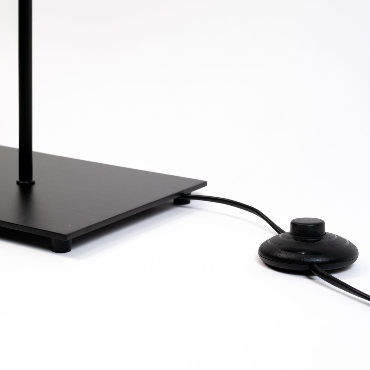 DISEÑO 3 - Lámpara Pie H Negra Diseño 3