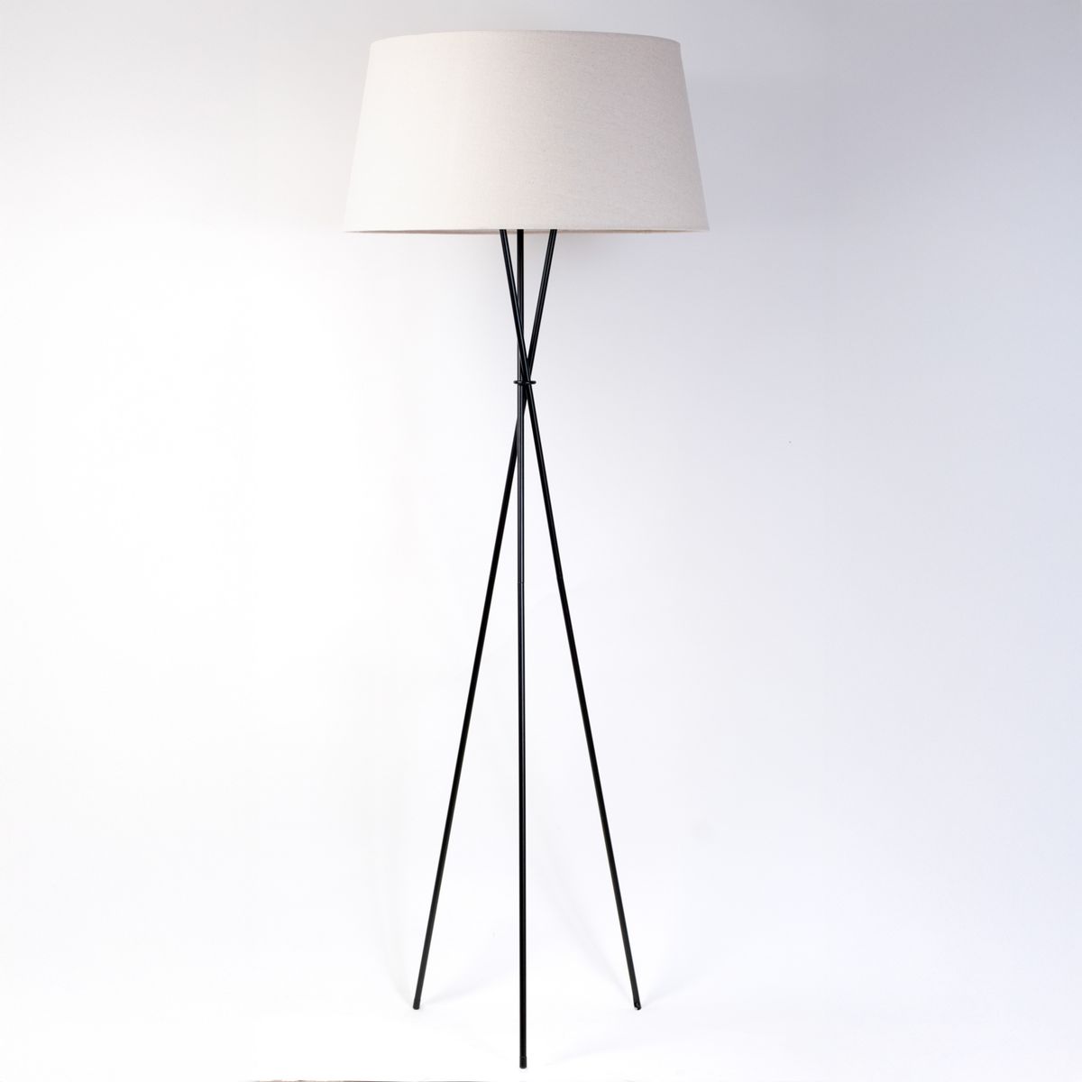 DISEÑO 3 - Lámpara Pie Tripode Negra Diseño 3