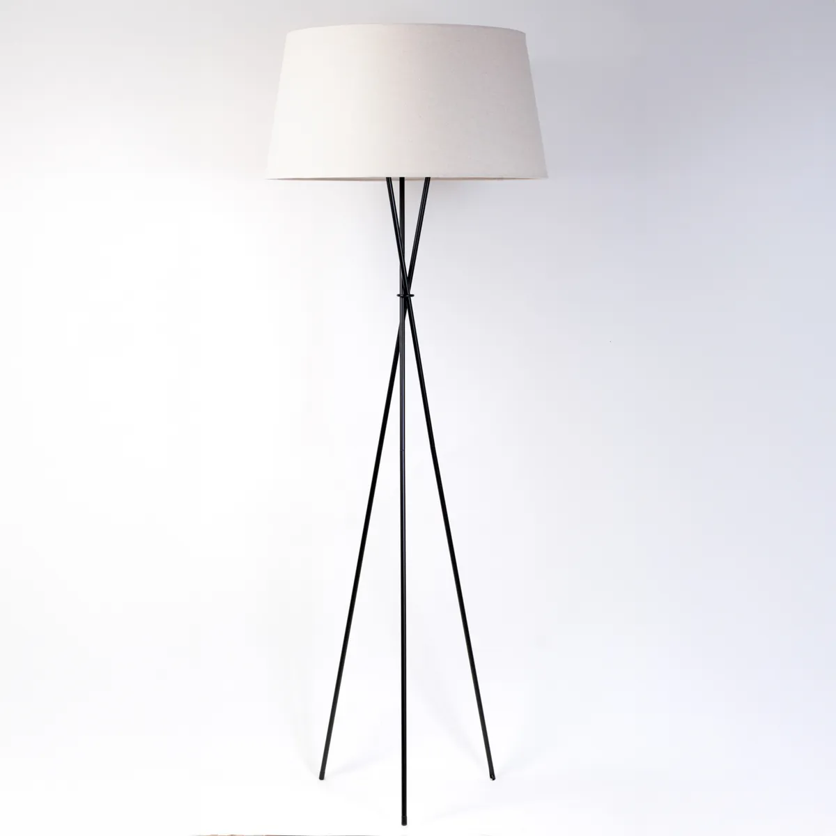 DISEÑO 3 - Lámpara Pie Tripode Negra Diseño 3