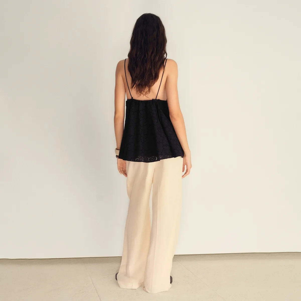 MANGO - Top Bordado Cuello Pico Mujer Mango