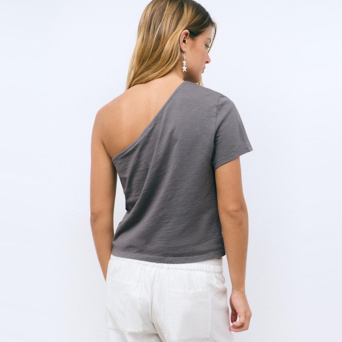 BROWNIE - Polera Asimetrica Bordada Mujer Brownie