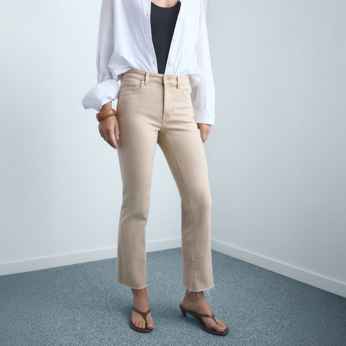 MANGO - Jeans Sienna Flare Crop Tiro Medio Mujer Mango