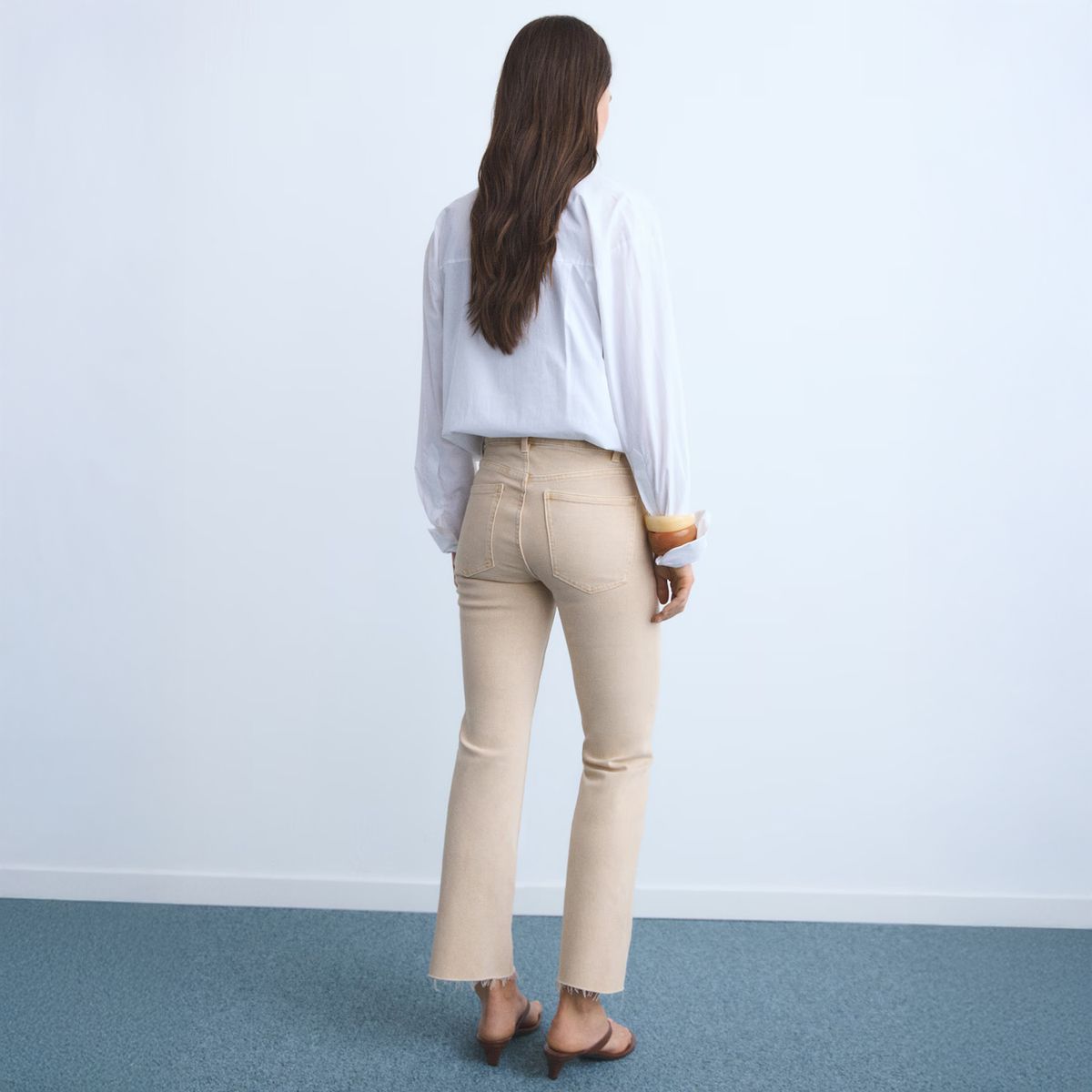 MANGO - Jeans Sienna Flare Crop Tiro Medio Mujer Mango