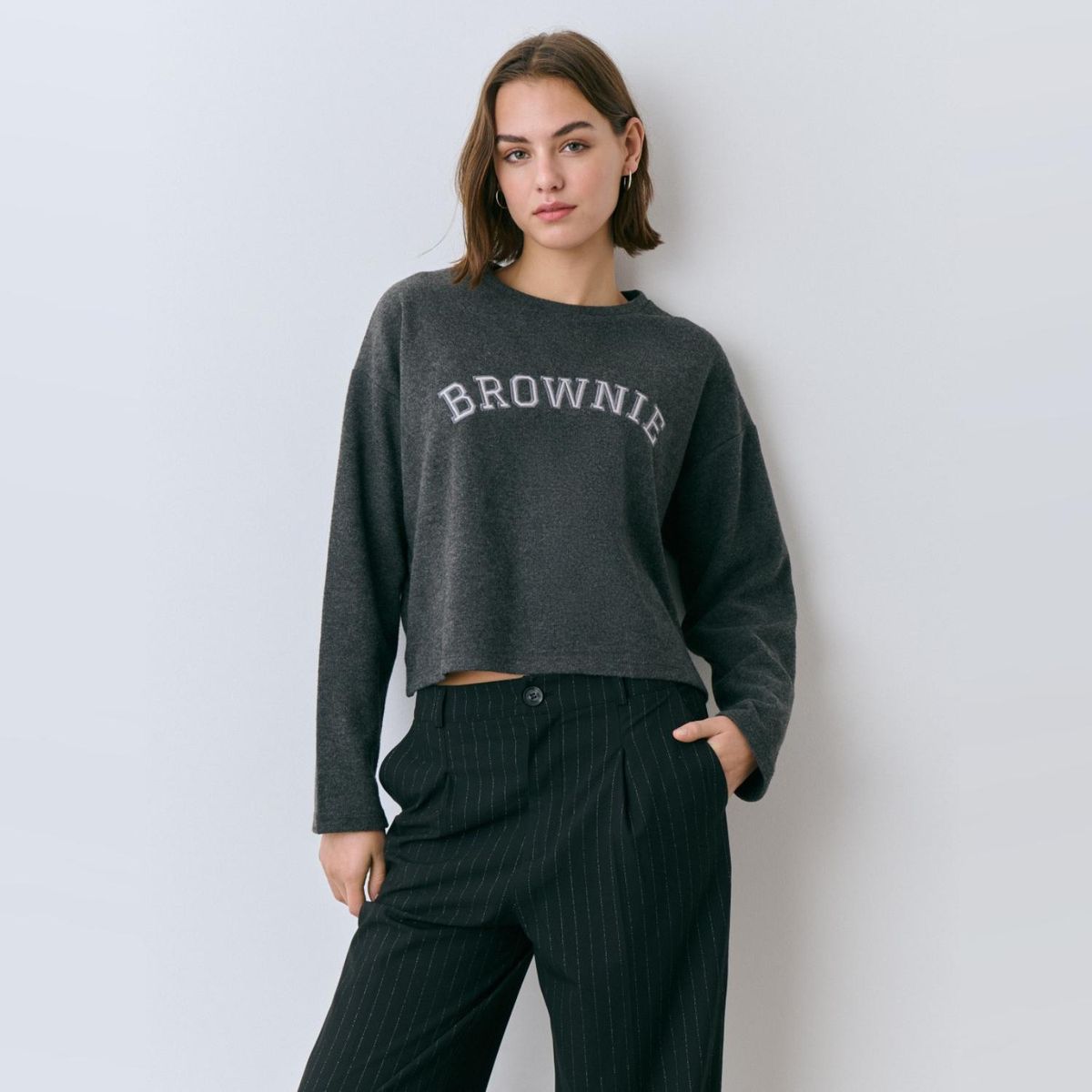 BROWNIE - Polerón Soft Touch Brodado Mujer Brownie