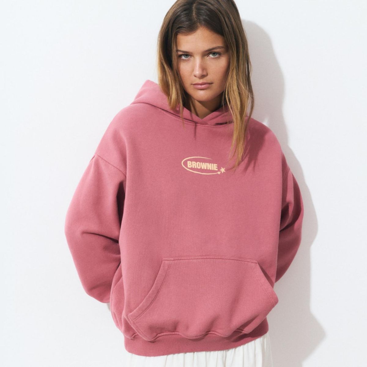 BROWNIE - Polerón Capucha Print Espalda Mujer Brownie