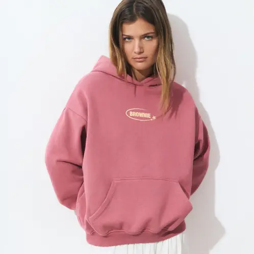 BROWNIE - Polerón Capucha Print Espalda Mujer