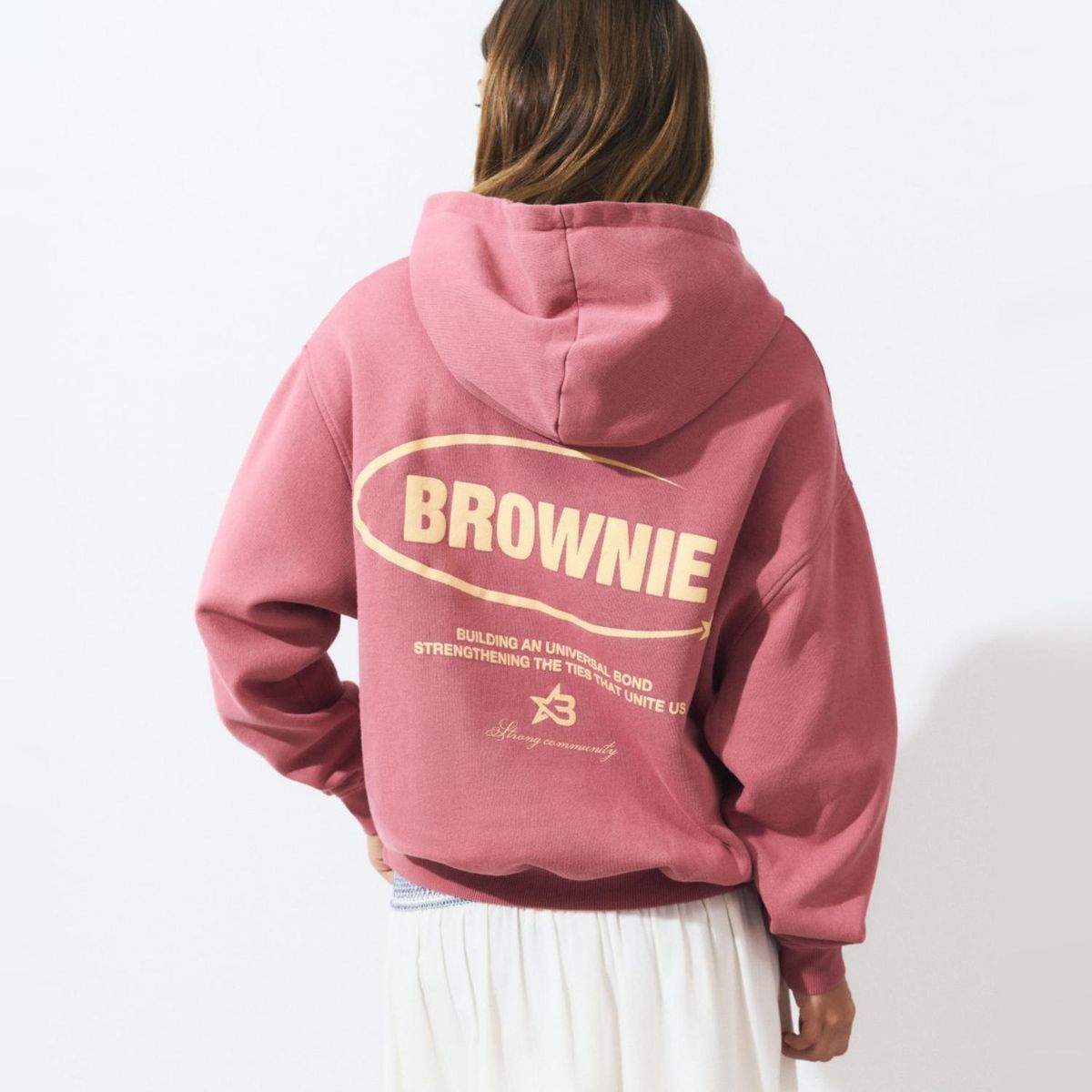 BROWNIE - Polerón Capucha Print Espalda Mujer Brownie