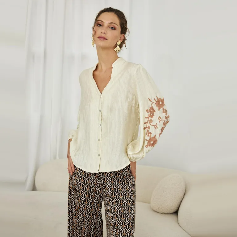 Blusa con Mangas Bordadas Mujer