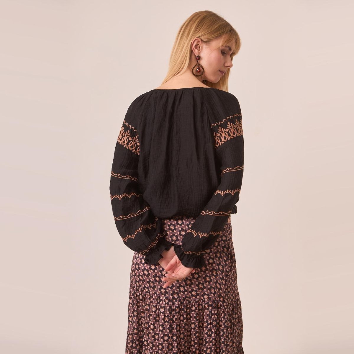 NKN - Blusa Lisa con Detalles Bordados Mujer Nkn