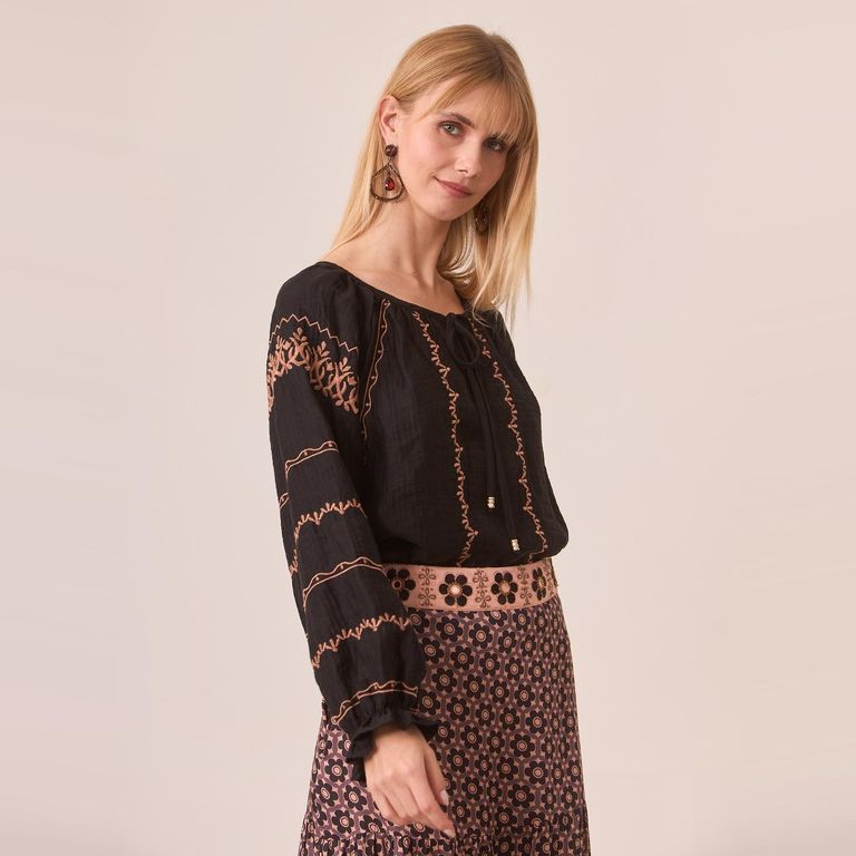 Blusa Lisa con Detalles Bordados Mujer