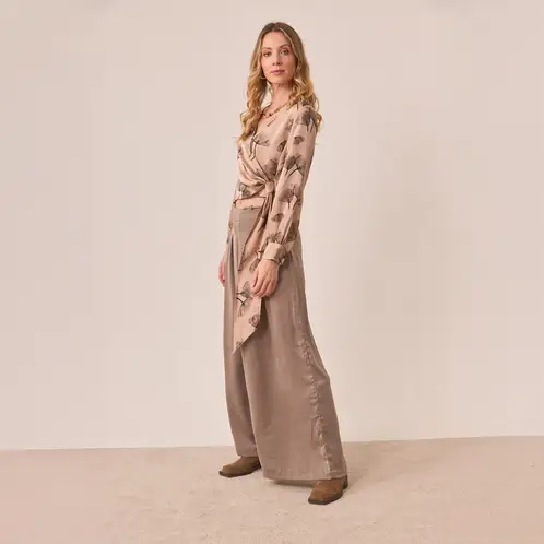 NKN - Blusa Estampada con Amarra Lateral Conjunto Mujer