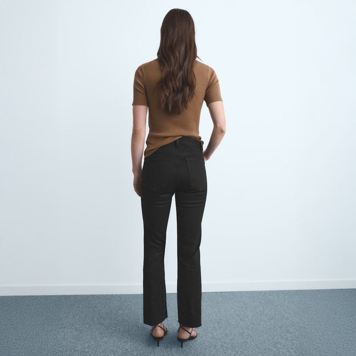 MANGO - Jeans Sienna Flare Crop Tiro Medio Mujer Mango