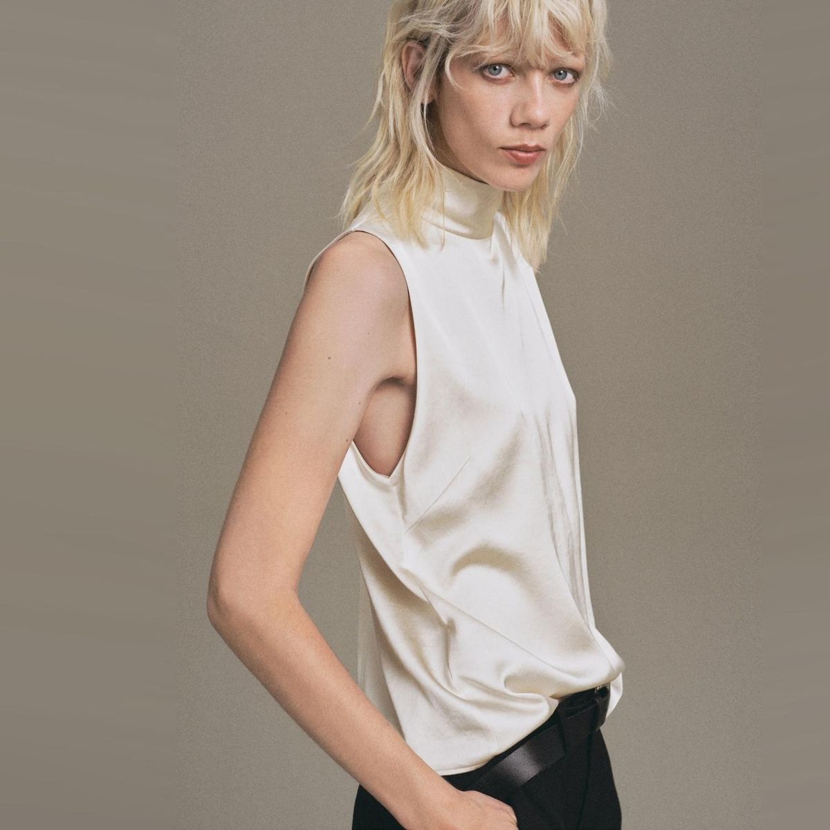 MANGO - Blusa Satinada Cuello Alto Mujer Mango