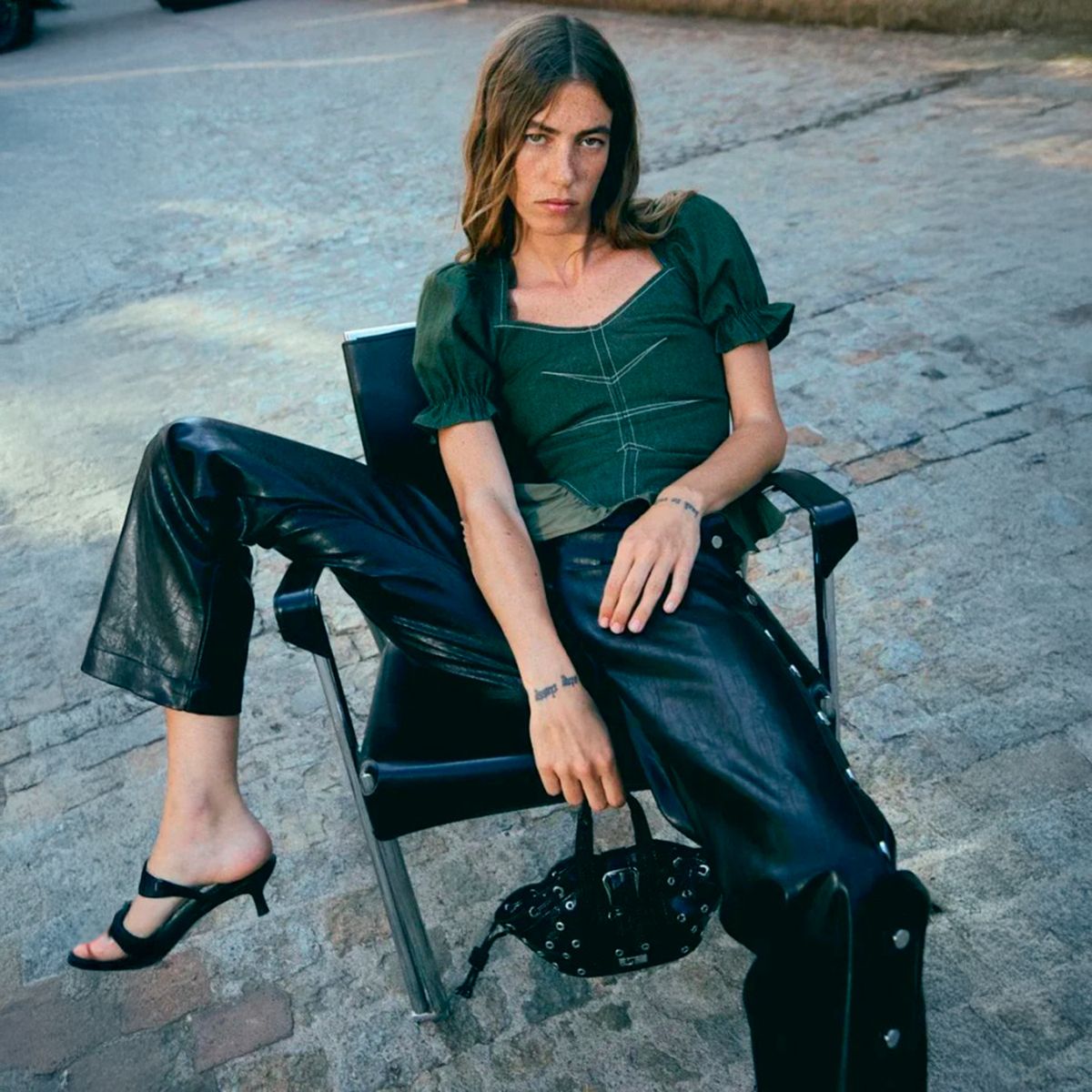 LAAGAM - Pantalón Blondie Efecto Piel Tachas Lateral Mujer Laagam