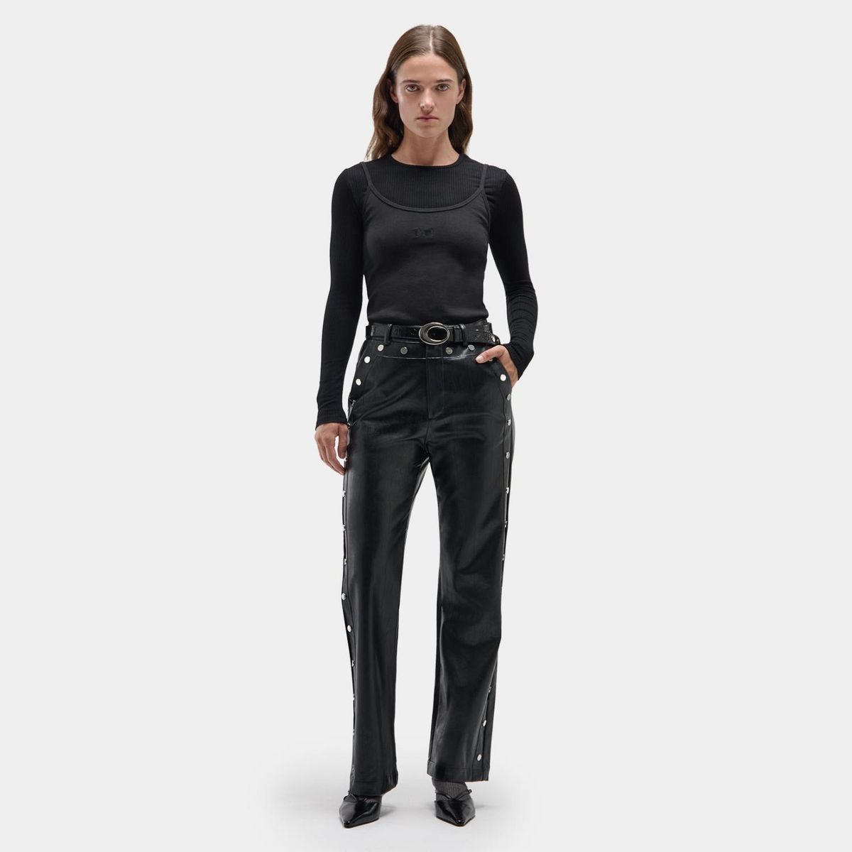 LAAGAM - Pantalón Blondie Efecto Piel Tachas Lateral Mujer Laagam
