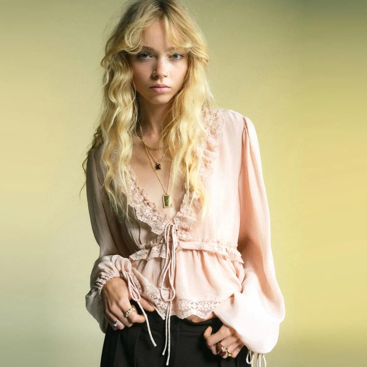 MANGO - Blusa Escote Pico Puntilla Mujer Mango