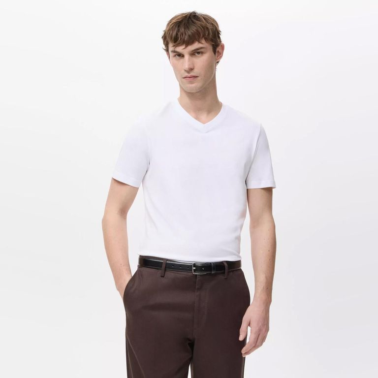 Polera 100% Algodón Cuello Pico Slim Fit Hombre