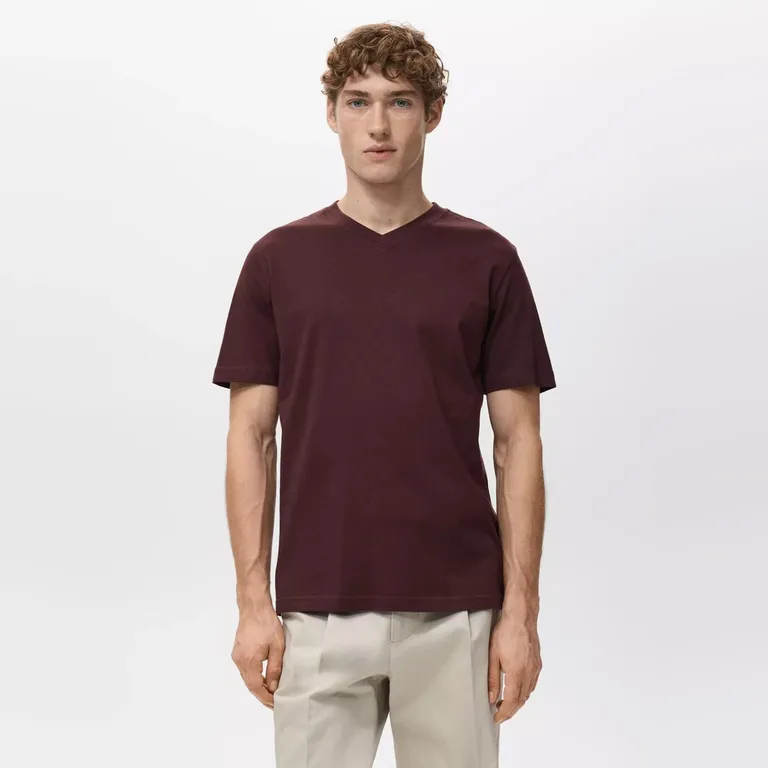 Polera 100% Algodón Cuello Pico Slim Fit Hombre