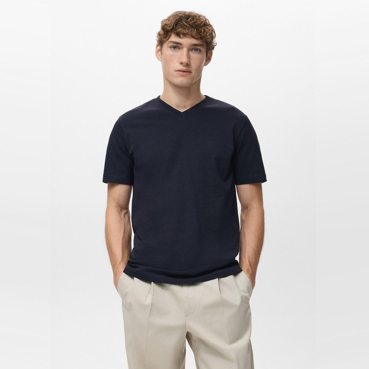 MANGO MAN - Polera 100% Algodón Cuello Pico Slim Fit Hombre Mango Man