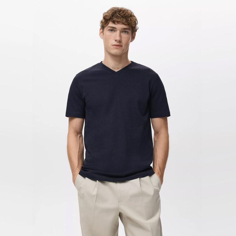 Polera 100% Algodón Cuello Pico Slim Fit Hombre