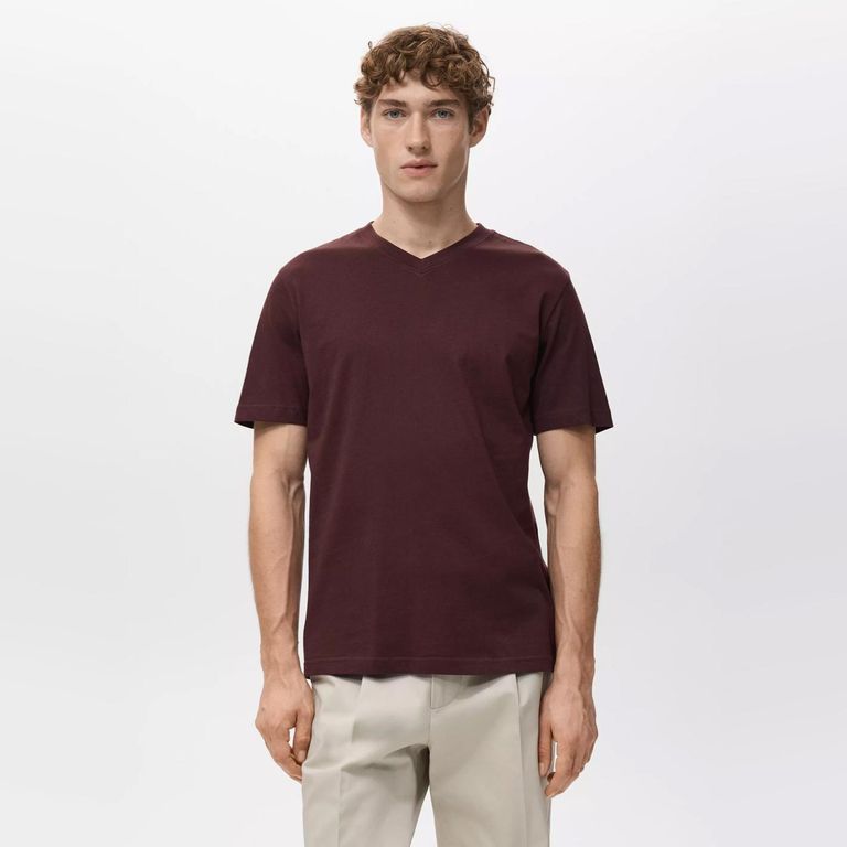 Polera 100% Algodón Cuello Pico Slim Fit Hombre