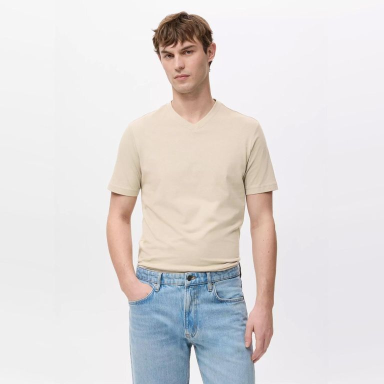 Polera 100% Algodón Cuello Pico Slim Fit Hombre