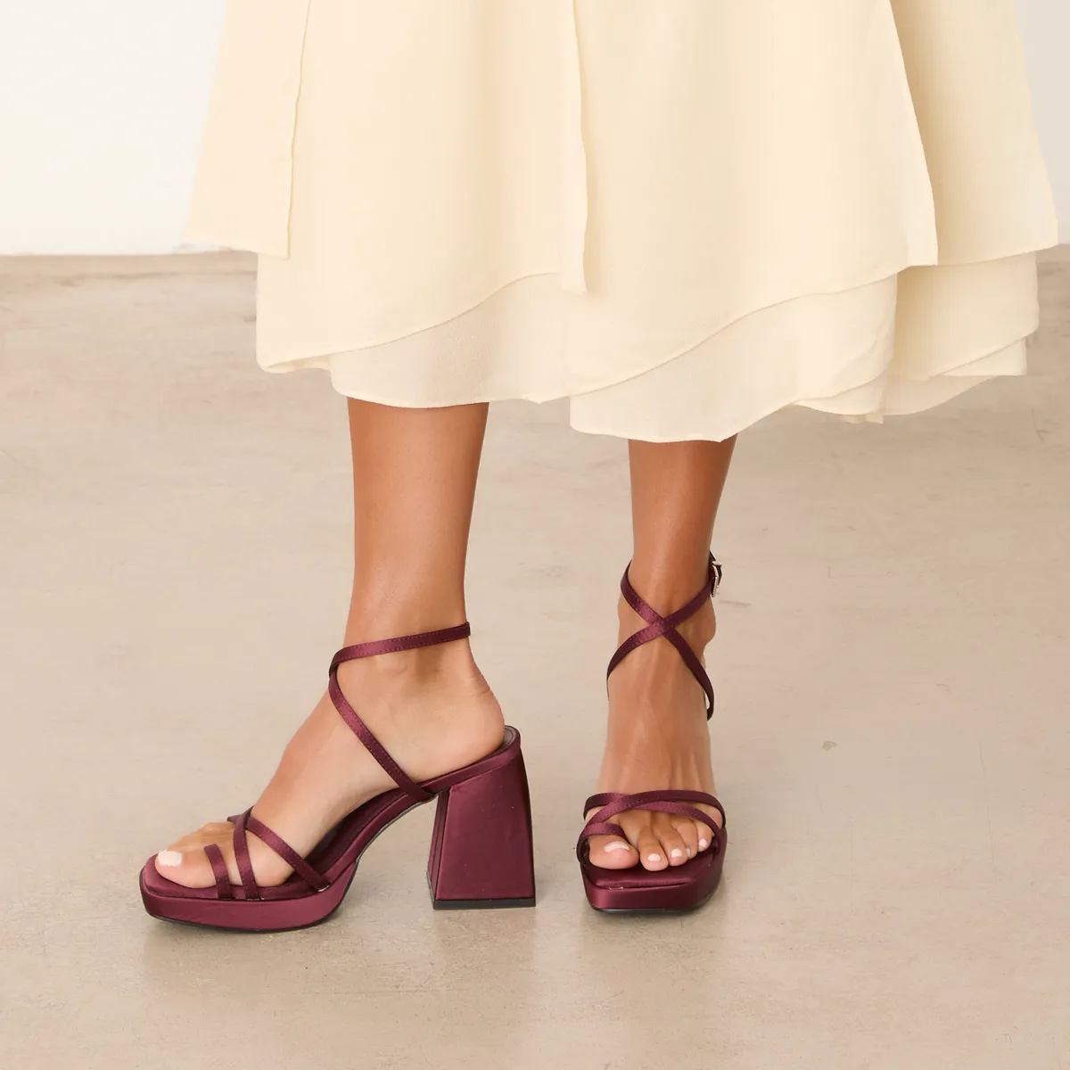 MIM - Sandalia Formal Mujer Satinada Burdeo Mim