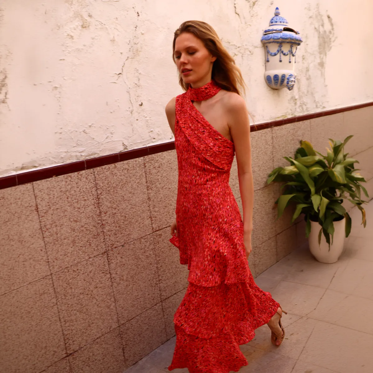 MATTUI - Vestido Escote Asimétrico Falda Vuelos Mujer Mattui