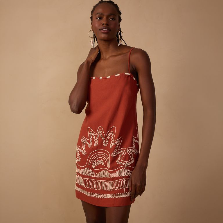 Vestido Corto Escote Recto Bordado Mujer