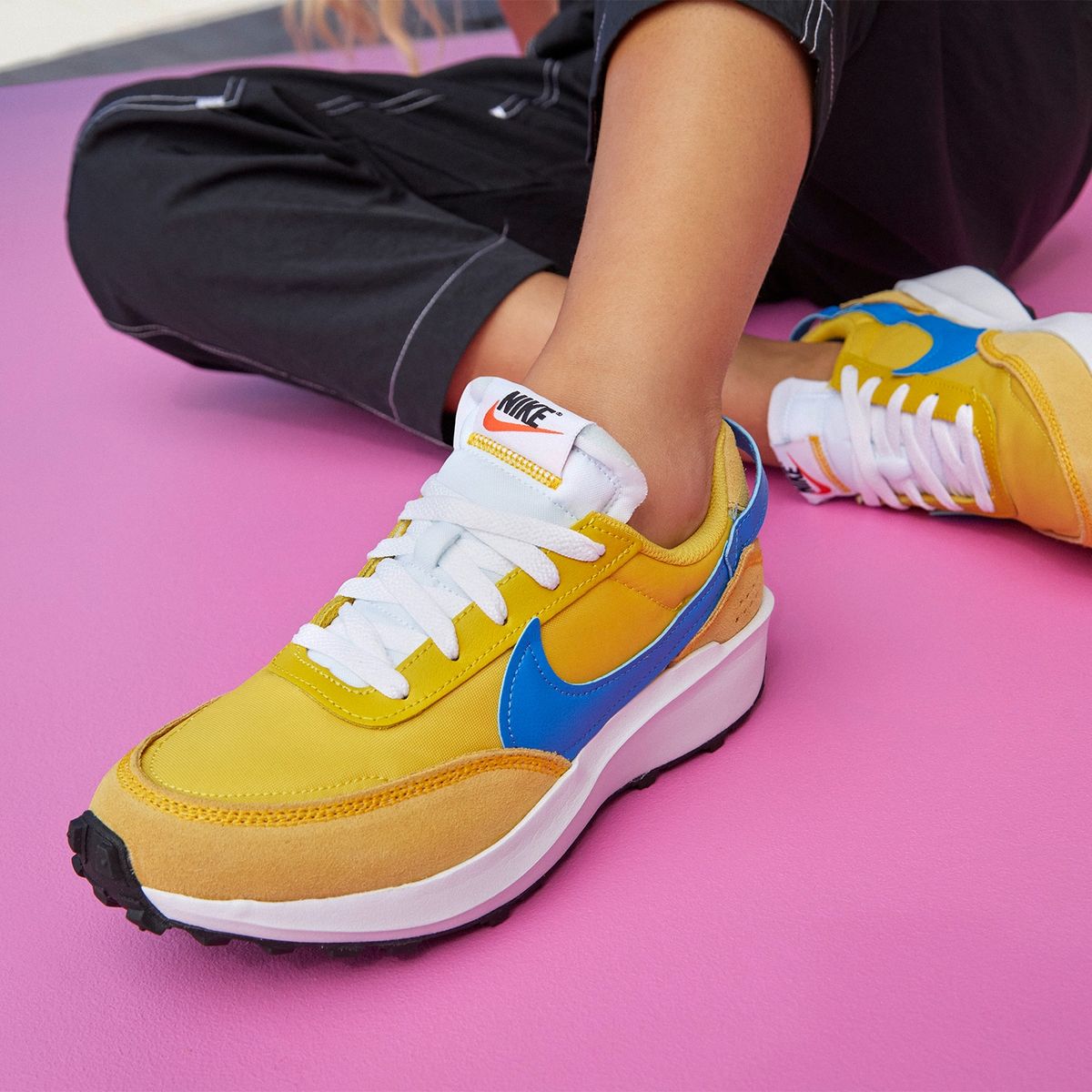 NIKE - Nike Wmns nike waffle debut zapatilla urbana mujer amarillo