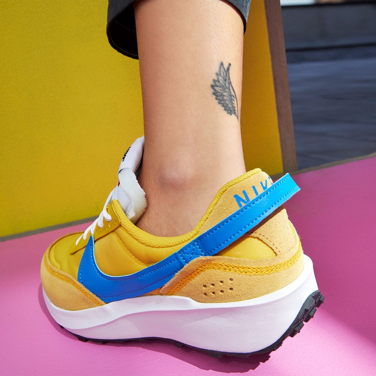 NIKE - Nike Wmns nike waffle debut zapatilla urbana mujer amarillo