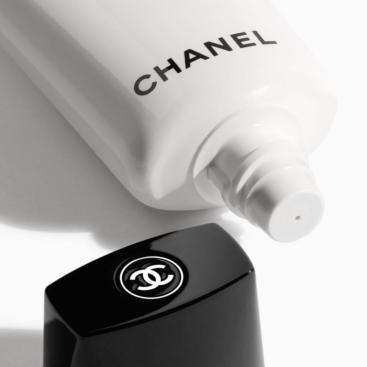 CHANEL - LA BASE ILLUMINATRICE Base de Maquillaje Iluminadora Hidratante-Rellenadora