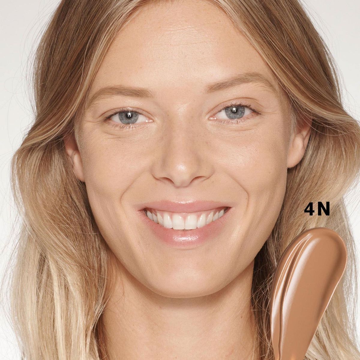 ESTEE LAUDER - Corrector Futurist Soft Touch Brightening Skincealer/4N Estée Lauder