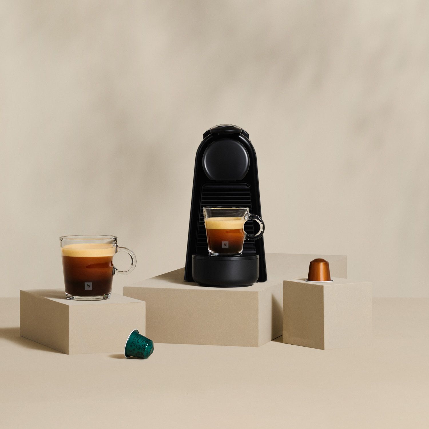 NESPRESSO Cafetera Essenza Mini C30 y Espumador de Leche Nespresso