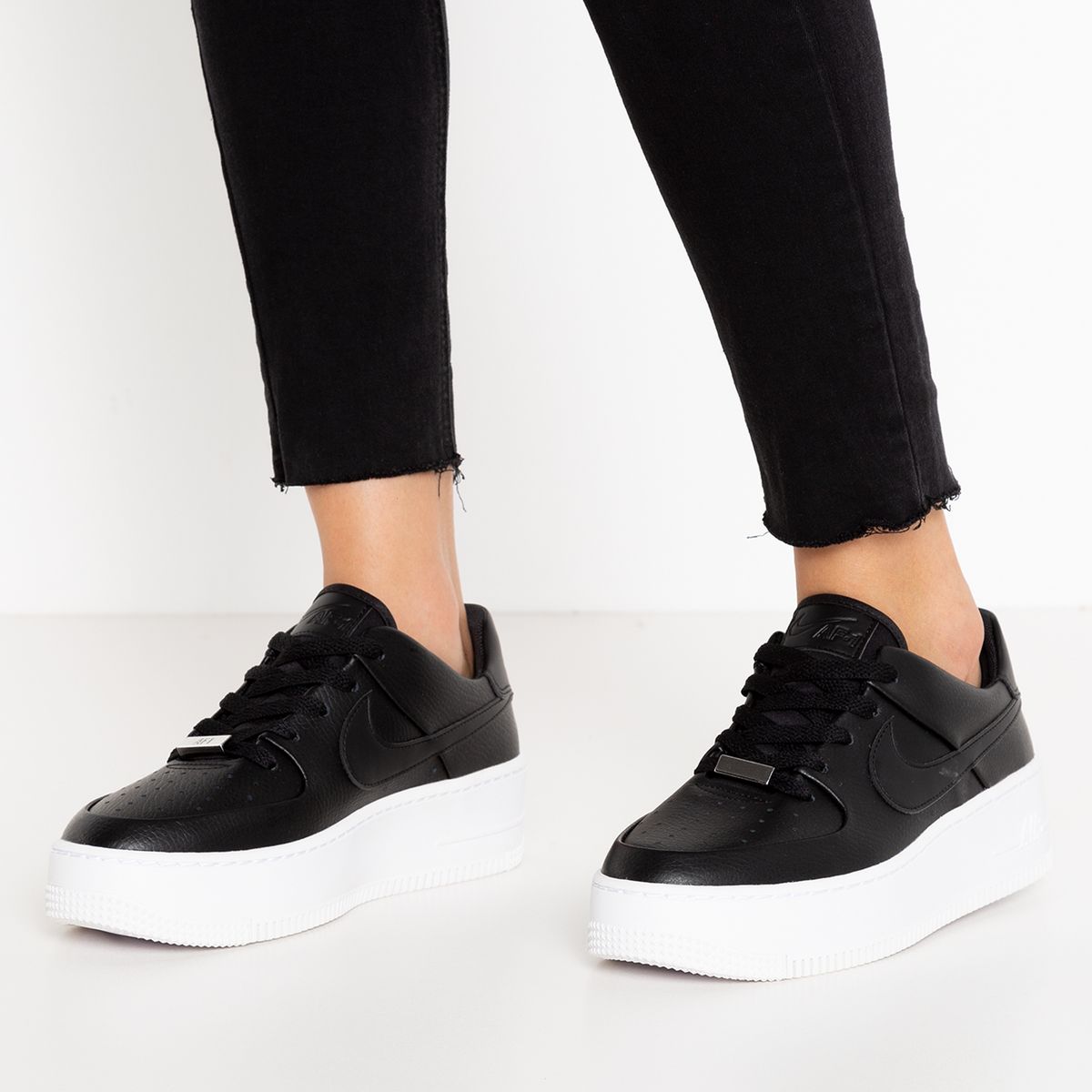 NIKE - AF1 Sage Low Zapatilla Urbana Mujer Negro Nike