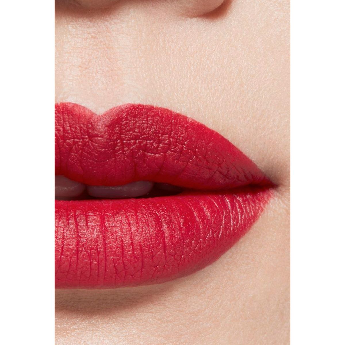 CHANEL - ROUGE ALLURE VELVET La Barra de Labios Aterciopelada Luminosa