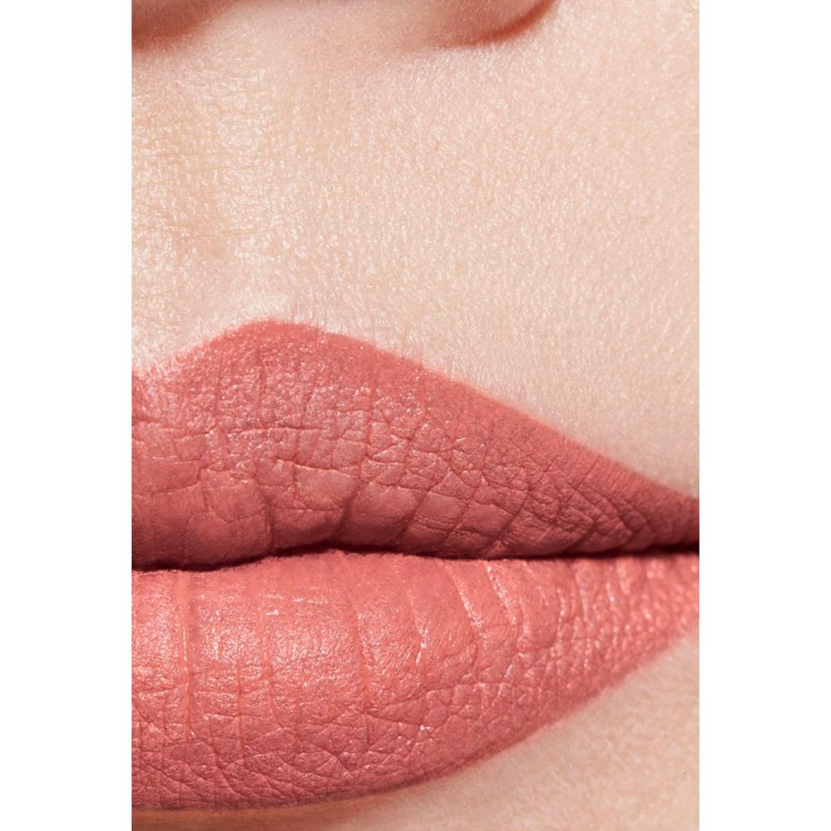 CHANEL - ROUGE ALLURE VELVET La Barra de Labios Aterciopelada Luminosa