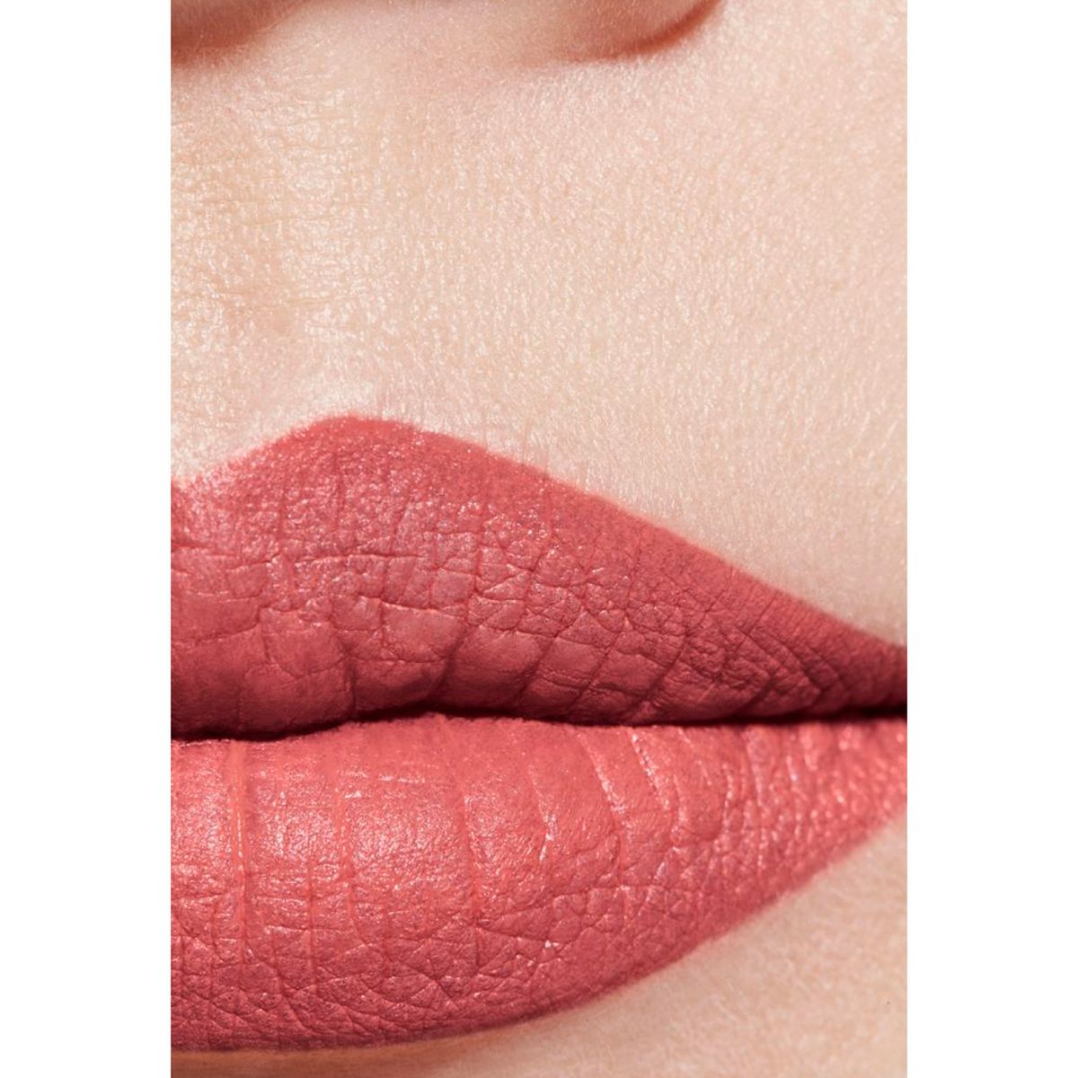 CHANEL - ROUGE ALLURE VELVET La Barra de Labios Aterciopelada Luminosa
