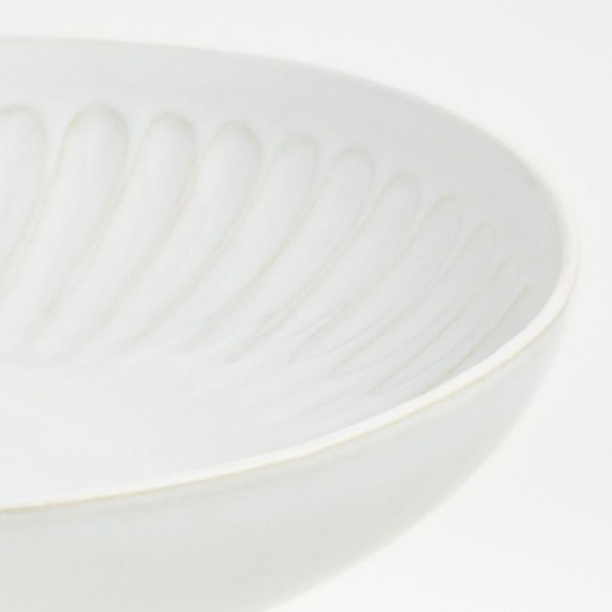CRATE & BARREL - Plato Hondo Dover Blanco Con Textura Crate & Barrel